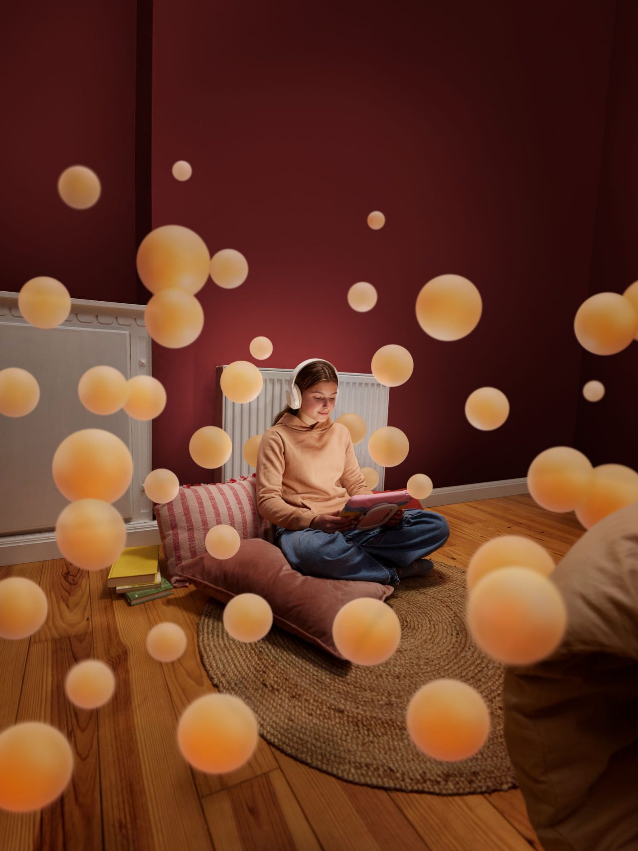 Tyttö lukee viihtyisässä huoneessa, jossa on lämpimät lattiat ja täydellinen sisälämpötila