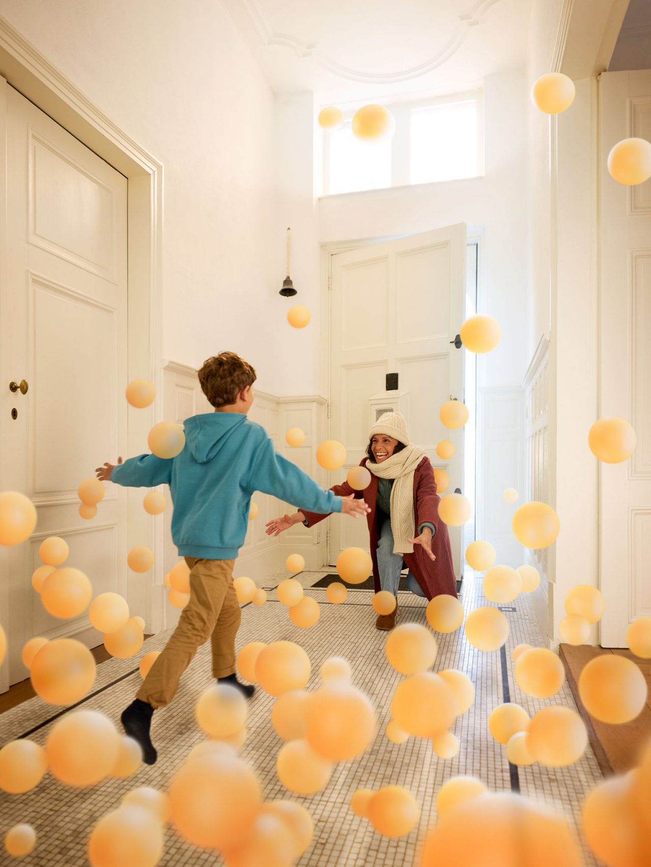 Poika halaa äitiään kodikkaassa eteisessä symboloiden Daikinin puhtaan, täydellisen tasapainoisen sisäilman tuomaa mukavuutta, lämpöä ja näkymätöntä vaikutusta