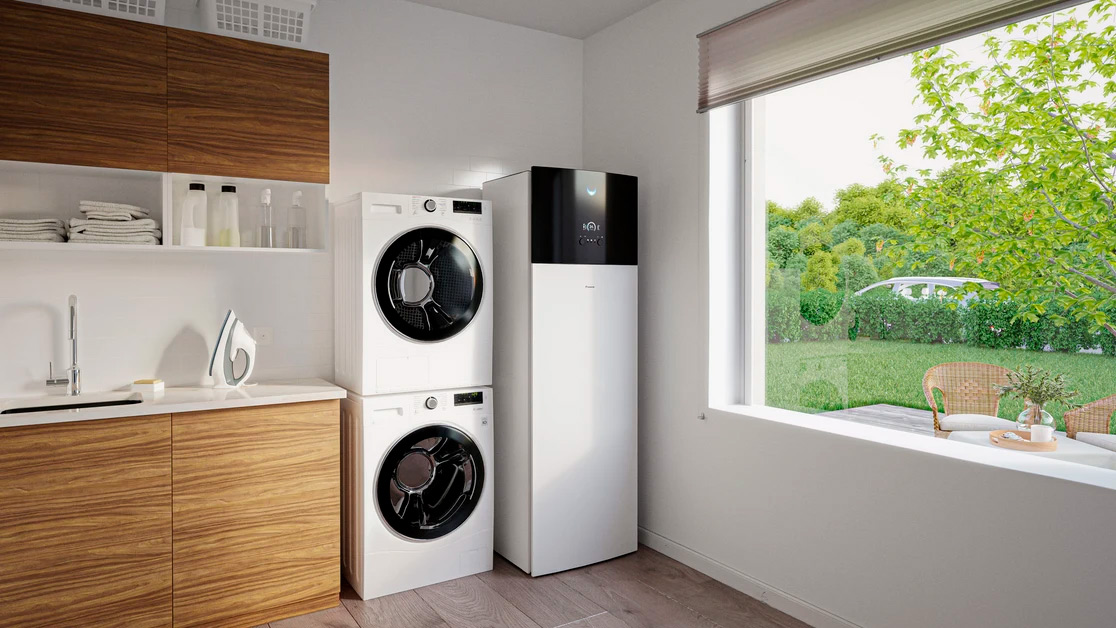 Tyttö lukee viihtyisässä huoneessa, jossa on lämpimät lattiat ja täydellinen sisälämpötila