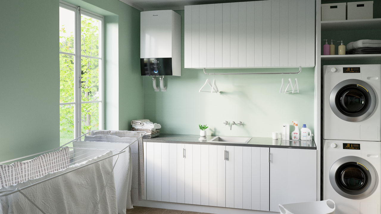 Nuori mies pöytänsä ääressä koiransa kanssa nauttii hiljaisesta mukavuudesta ja älykkäästä ilmastoinnista