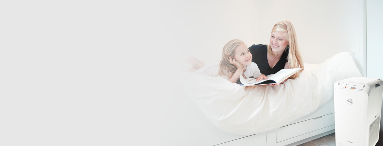 Äiti ja tytär lukemassa terveellisessä huoneessa