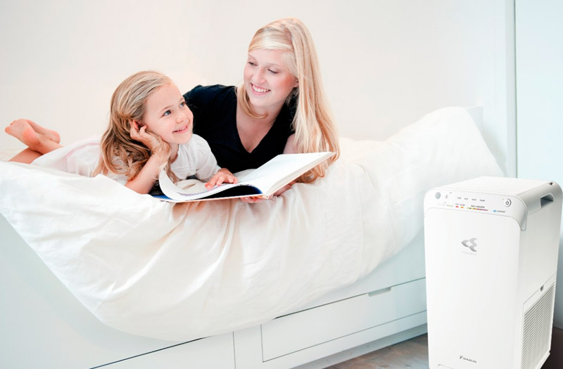 Äiti ja tytär lukemassa terveellisessä huoneessa