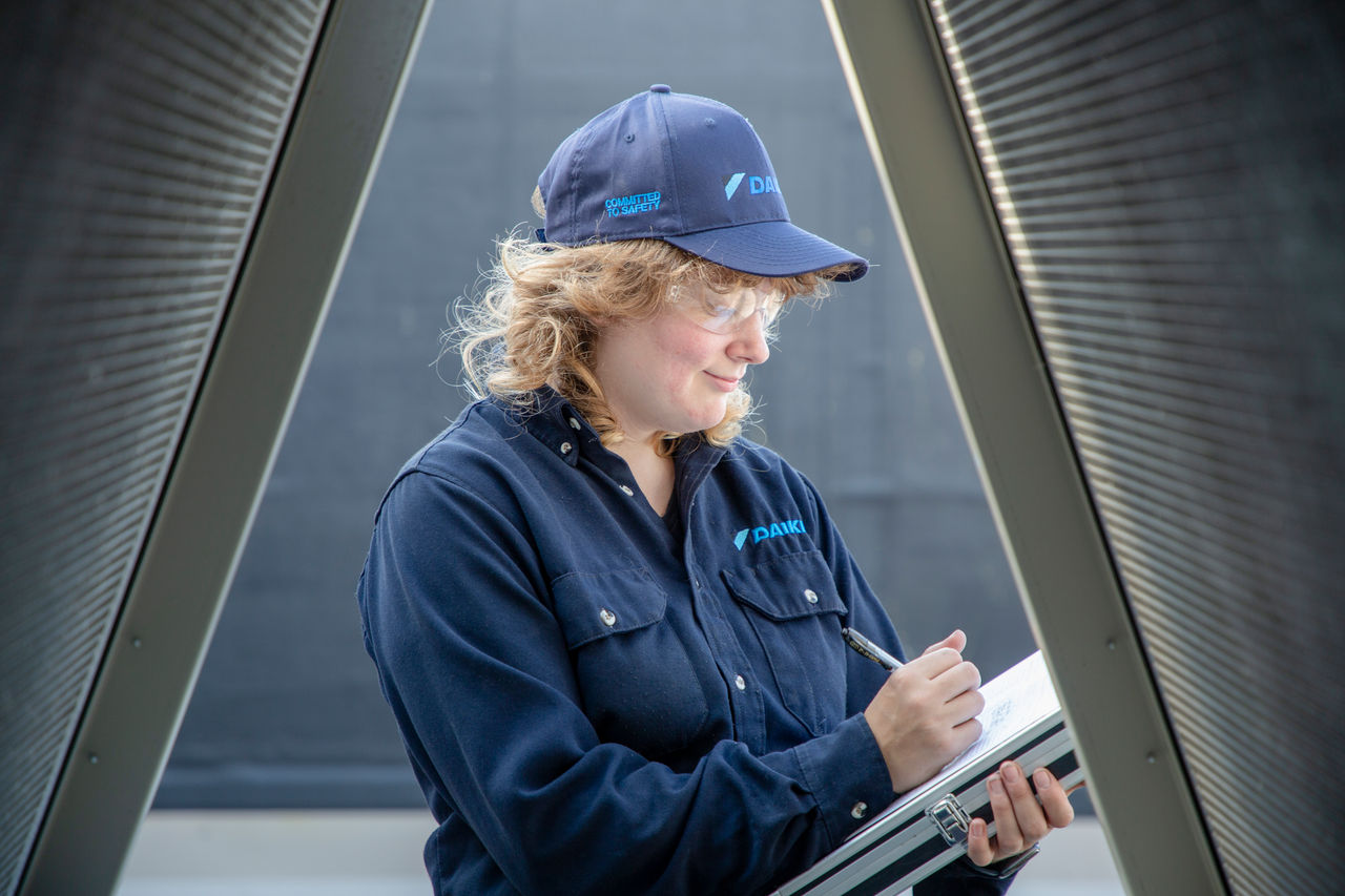 Nainen kehittää osaamistaan Daikin Service Academyssa