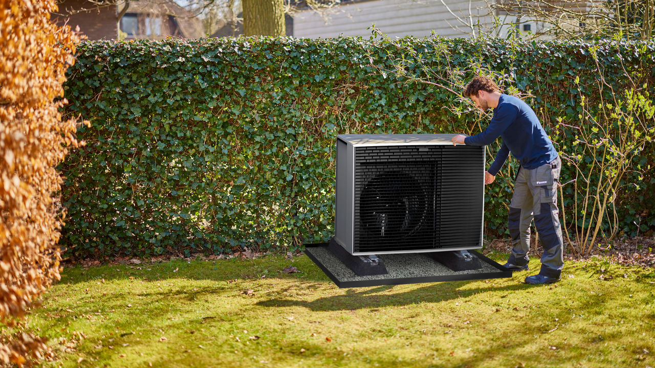 Daikin-lämpöpumppu lämmittämässä omakotia talvella