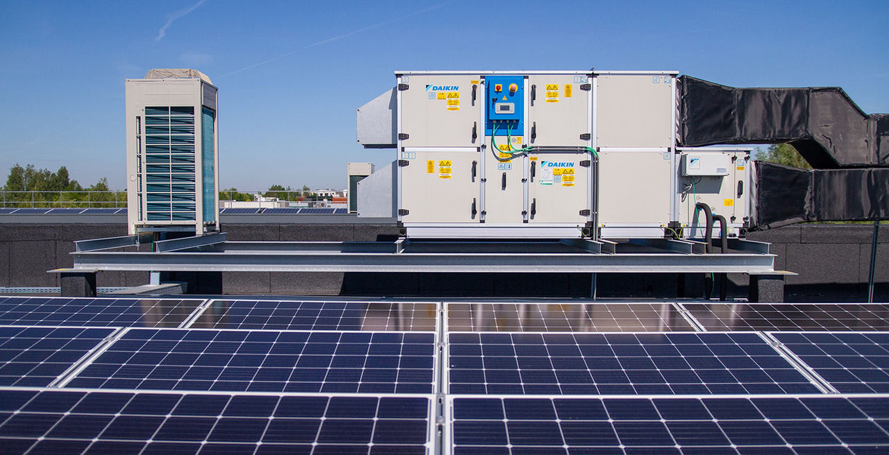 Tuloilmakone katolle asennettuna