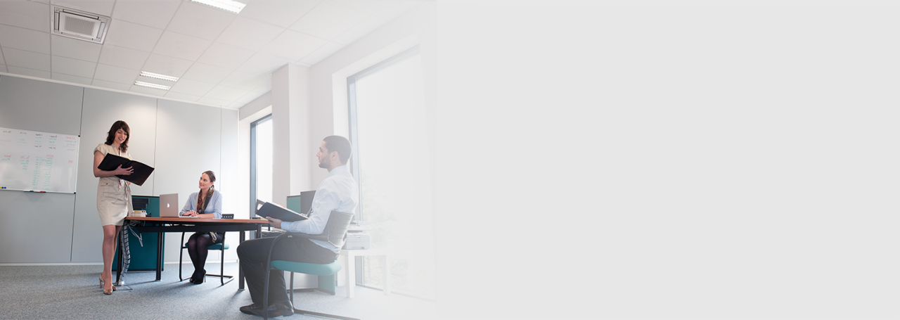 Kolme henkilö kokouksessa toimistossa